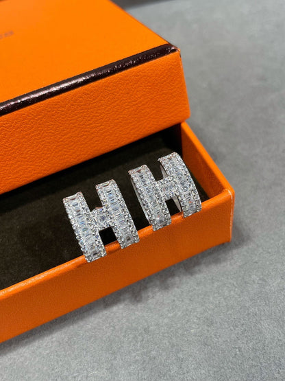 [BIJOUX]H STUD EARRINGS WITH SILVER DIAMONDS