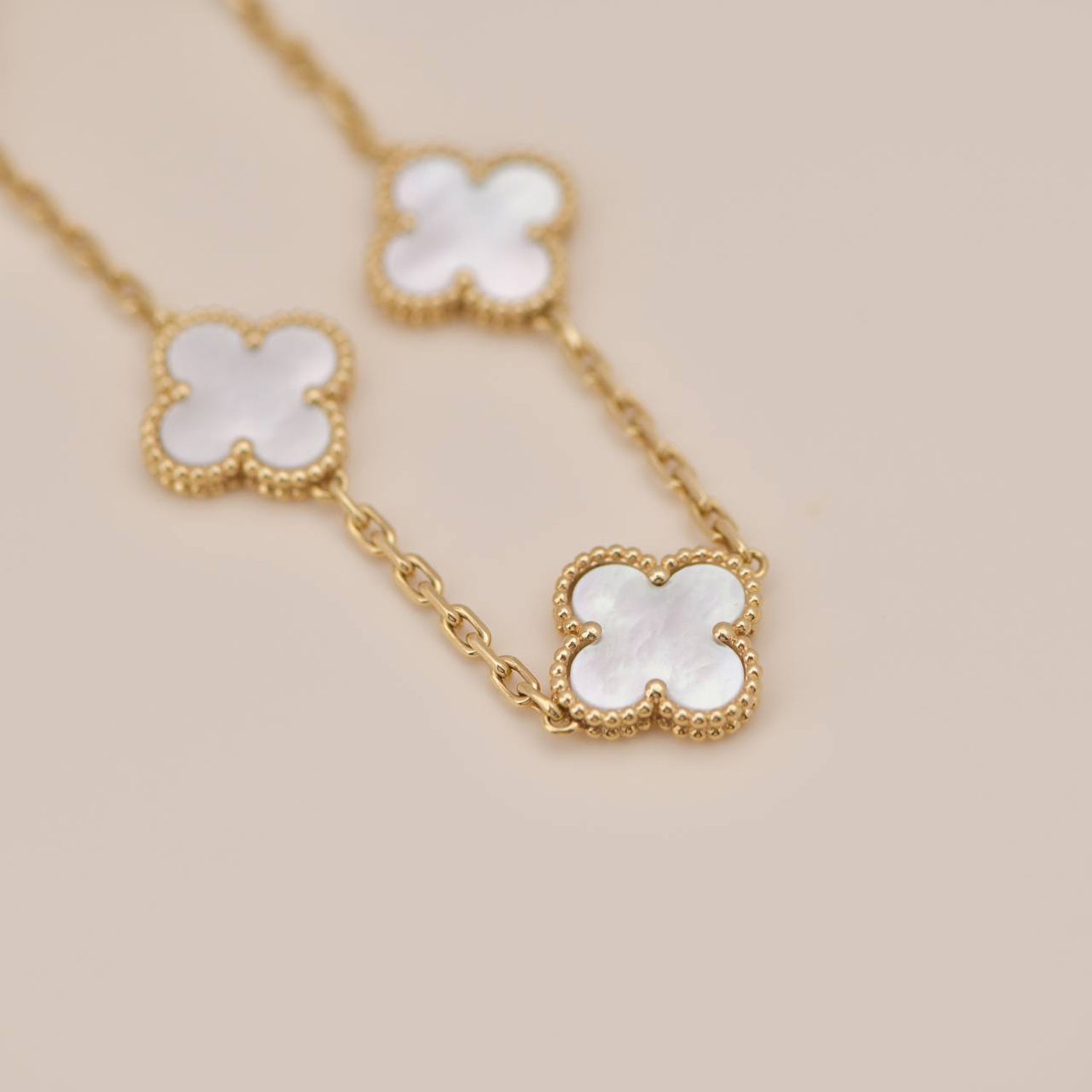 [BIJOUX]BRACELET NACRE BLANCHE À 5 MOTIFS TRÈFLE