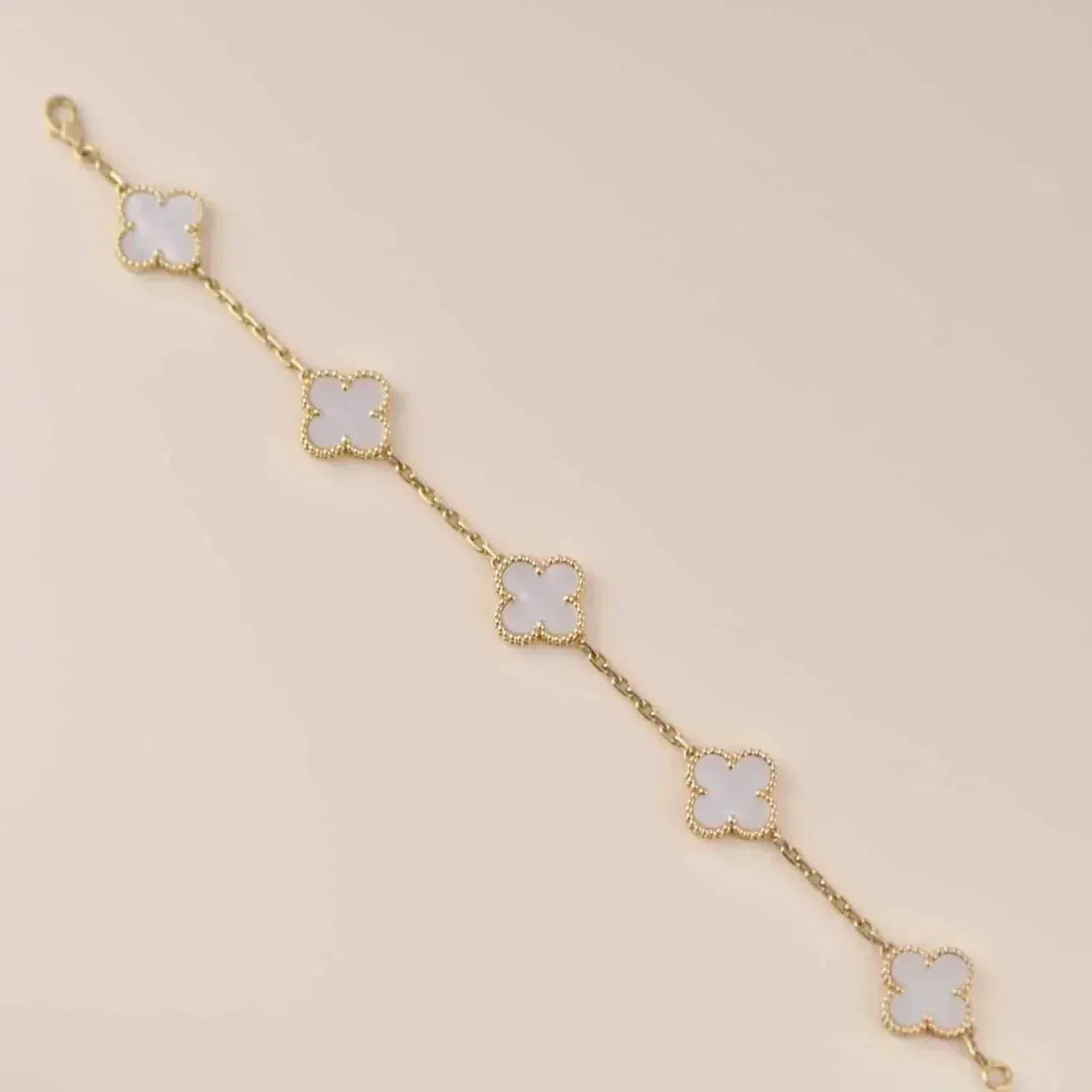 [BIJOUX]BRACELET NACRE BLANCHE À 5 MOTIFS TRÈFLE