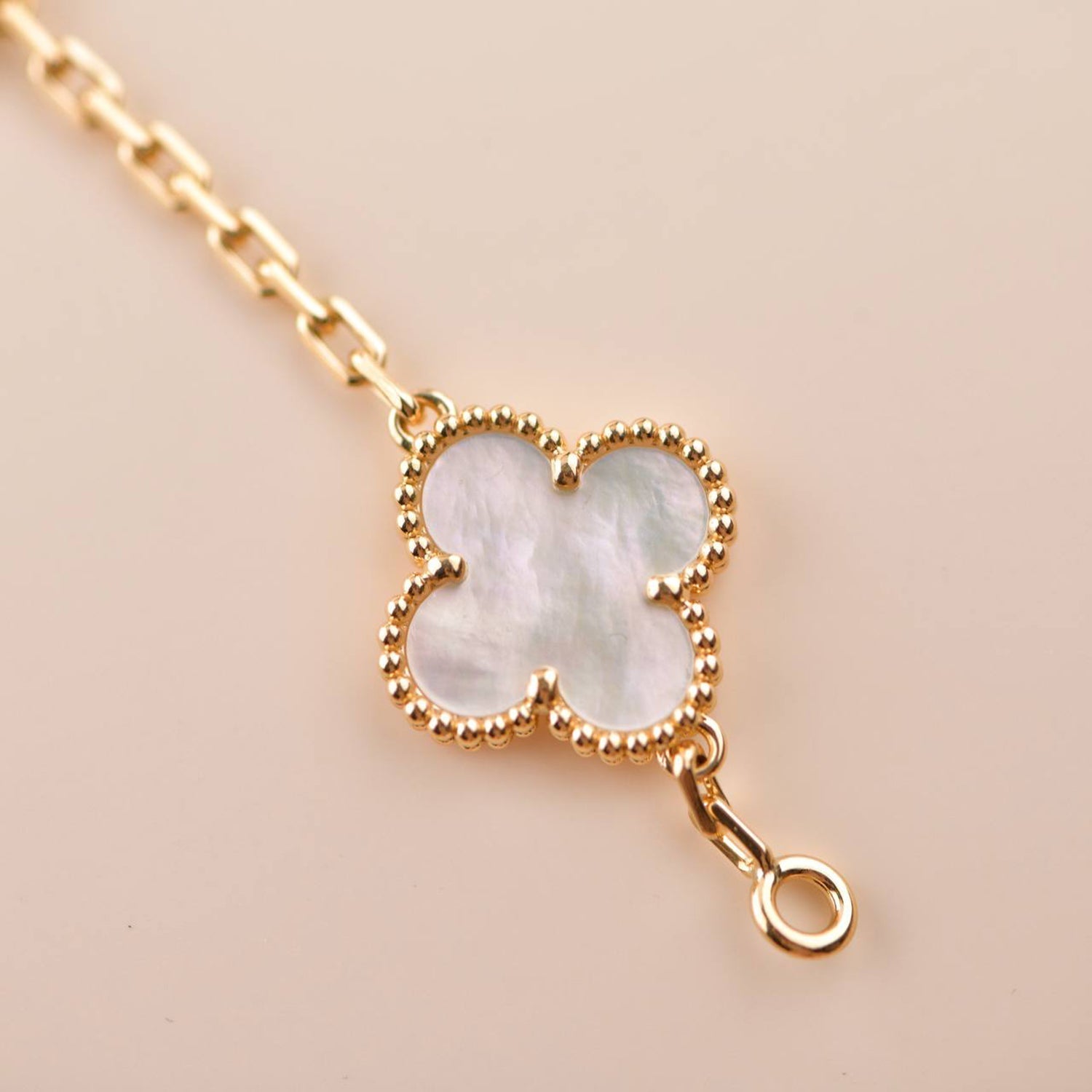 [BIJOUX]BRACELET NACRE BLANCHE À 5 MOTIFS TRÈFLE